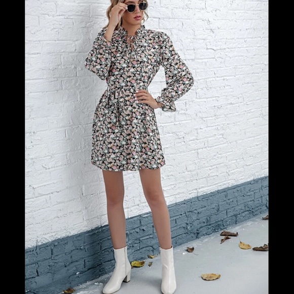 ❌Not For Sale❌ 🆕Tie Neck Ditsy Floral Print Dress - Picture 4 of 7